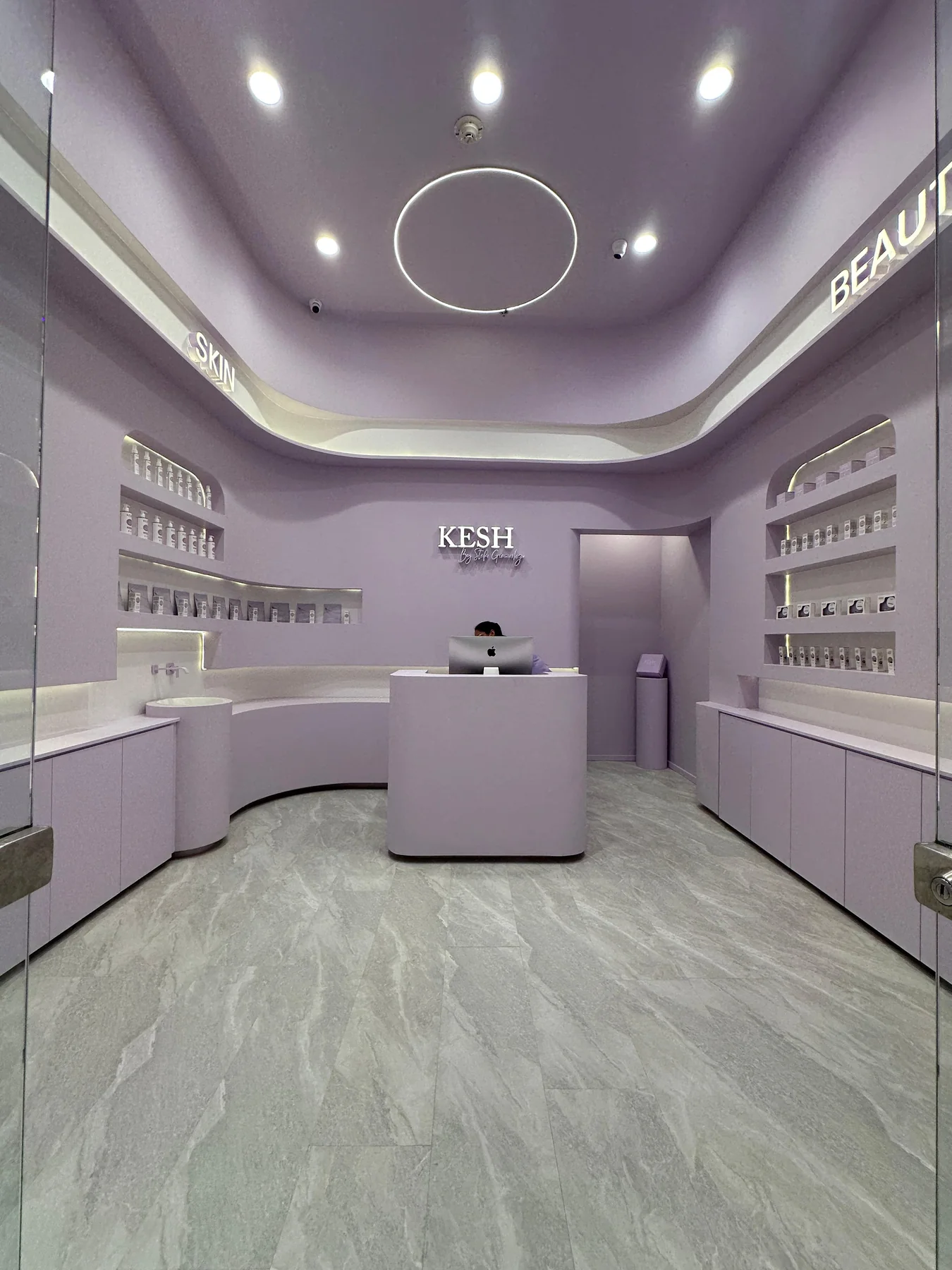 Interior minimalista de Kesh Beauty